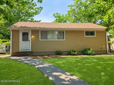 542 Jackson Ave, Brick, NJ 08723