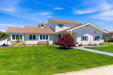 212 Riviera Dr, Toms River, NJ 08753