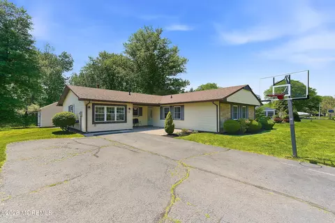 28 Maxwell Ln, Manalapan, NJ 07726