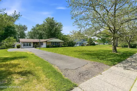 28 Maxwell Ln, Manalapan, NJ 07726