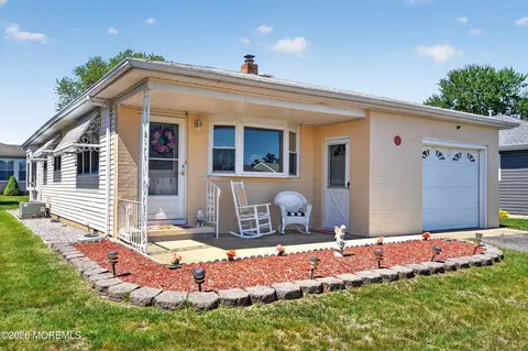 17 Corinth Pl, Toms River, NJ 08757