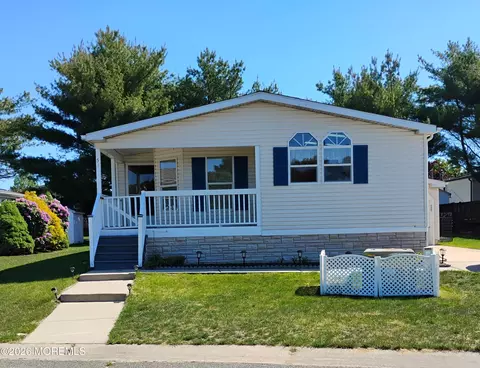 51 Pine Ridge Blvd, Whiting, NJ 08759