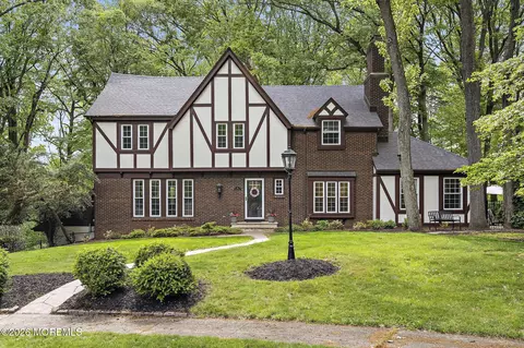 18 Lefferts Ct, Middletown, NJ 07748