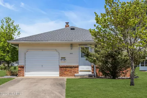 390 Saint Thomas Dr, Toms River, NJ 08757