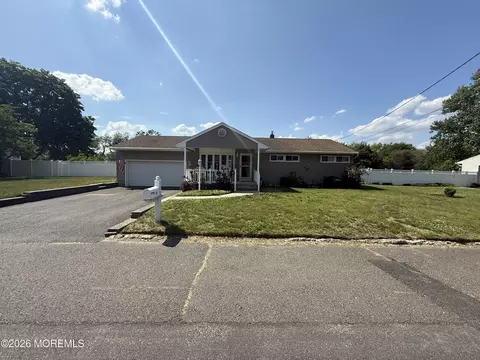 27 Maplecrest Dr, Tinton Falls, NJ 07753