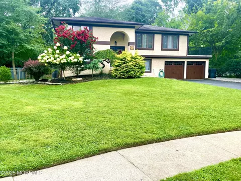 5 Blackfoot Ct, Toms River, NJ 08753