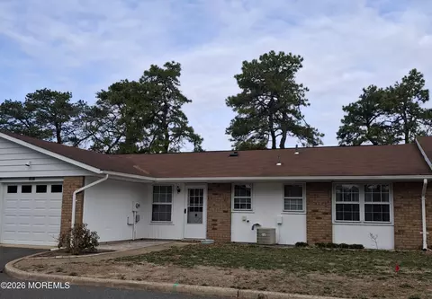 18 Cambridge Cir # C, Manchester, NJ 08759