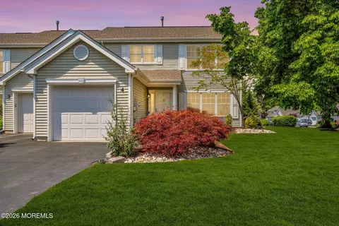 4 Aspen Ln, Freehold, NJ 07728