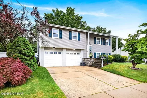16 10th Ave, Monroe, NJ 08831
