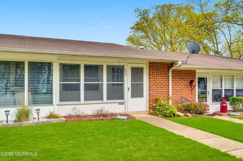 843 Inverness Ct # D, Lakewood, NJ 08701