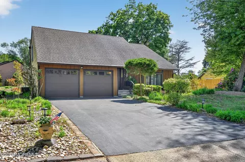 3 Scenic Ln, Matawan, NJ 07747