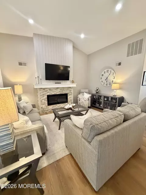 1101 Thornbury Ln #B, Manchester, NJ 08759