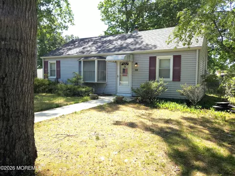 10 Woodland Dr, Howell, NJ 07731
