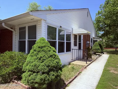 17 Snowberry Ln # B, Whiting, NJ 08759