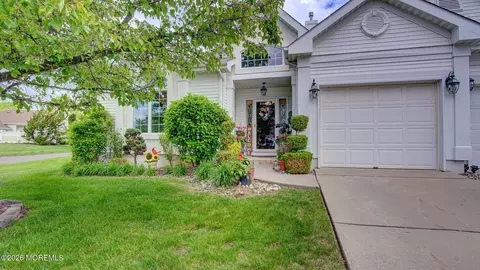1 Kingston Ct, Monroe, NJ 08831