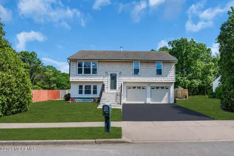 48 Lamp Post Dr, Barnegat, NJ 08005
