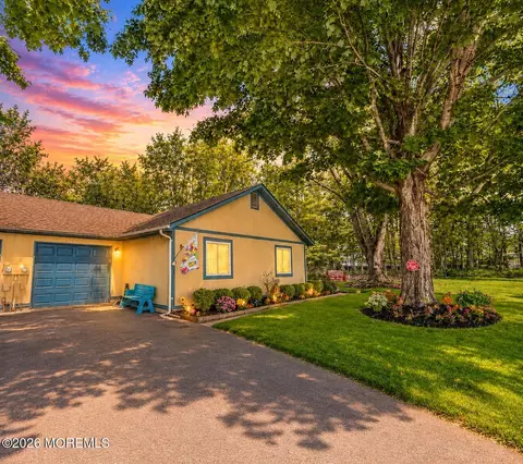 8 Seagull Ln, Howell, NJ 07731