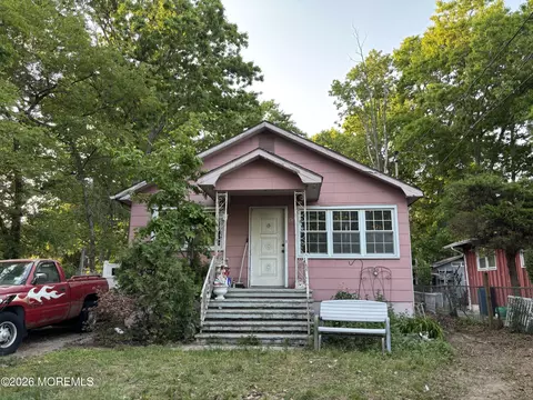 15 E 1st St, Howell, NJ 07731