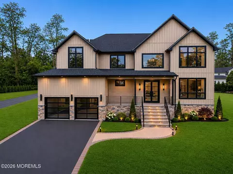 11 Hobart St, Marlboro, NJ 07746