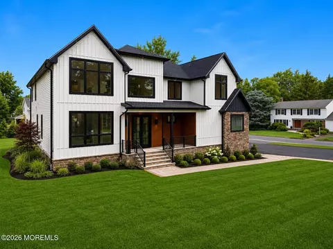 15 Hobart St, Marlboro, NJ 07746