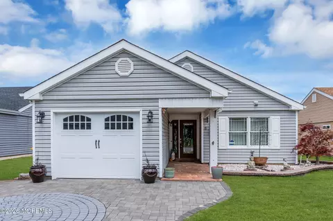6 Westgate Pl, Manchester, NJ 08759