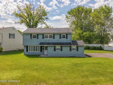 17 Coach Dr, Hazlet, NJ 07730