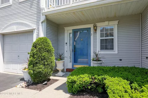 3 Oxford Rd #328, Holmdel, NJ 07733