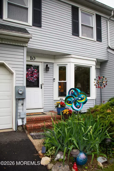 10 Carriage Ln, Englishtown, NJ 07726