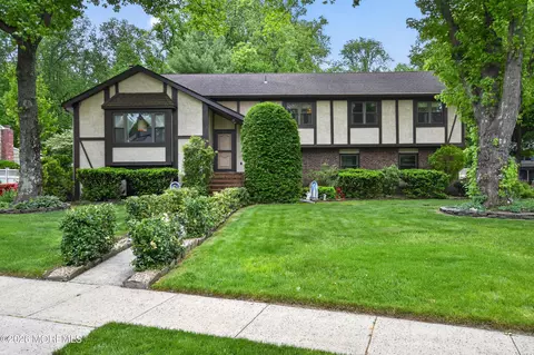 17 Point O Woods Rd, Middletown, NJ 07748