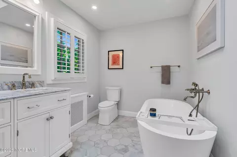 Bath - 15 Circle Dr, Rumson, NJ 07760 photo 2 of 4