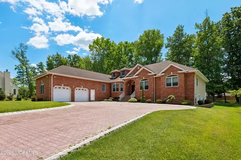 3 Kristin Ct, Manalapan, NJ 07726