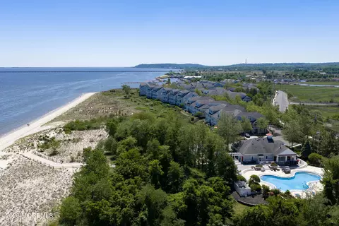 12 Skimmer Ln, Port Monmouth, NJ 07758