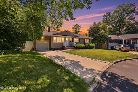 575 Garfield Ave, Belford, NJ 07718