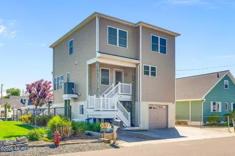 90 Oregon Ave, Waretown, NJ 08758