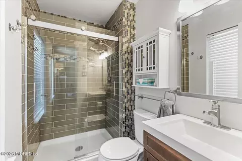 Bath - 17 Monroe Ln, Jackson, NJ 08527 photo 2 of 3