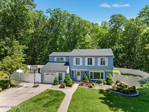 17 Monroe Ln, Jackson, NJ 08527