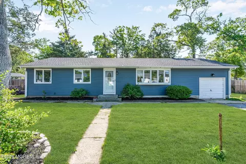 7 Center Pl, Toms River, NJ 08753