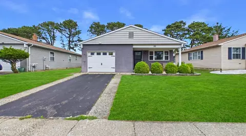 21 Templeton St, Toms River, NJ 08757