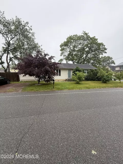 49 Elm St, Beachwood, NJ 08722