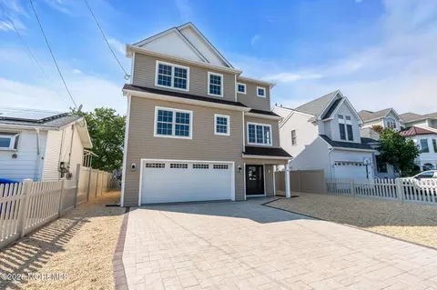 Exterior - 28 Commodore Dr, Brick, NJ 08723 photo 7 of 10