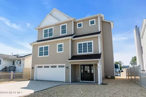 Exterior - 28 Commodore Dr, Brick, NJ 08723 photo 2 of 10