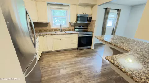 Entry Way - 11 Maple St, Jackson, NJ 08527 photo 2 of 4