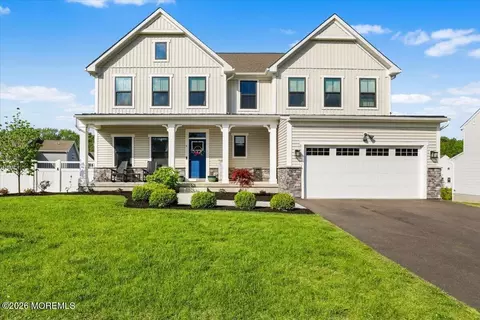 7 Patriot St, Farmingdale, NJ 07727