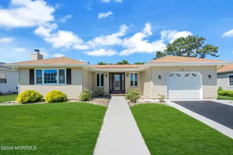 51 Trent Dr, Toms River, NJ 08757