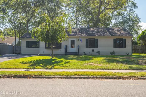 20 Woodland Rd, Bayville, NJ 08721