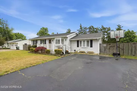 31 Georgian Blvd, Jackson, NJ 08527