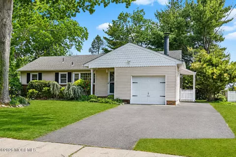 90 Oak Hill Dr, Toms River, NJ 08753