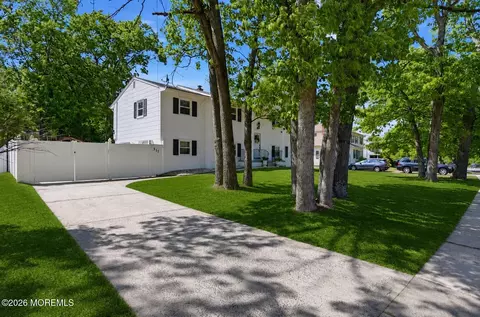 111 Oak Ridge Pkwy, Toms River, NJ 08755