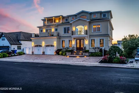 32 Freeman Ct, Toms River, NJ 08753
