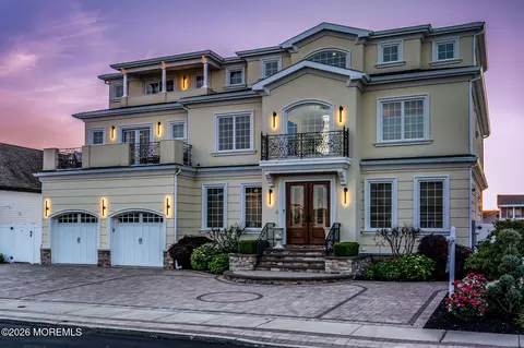 32 Freeman Ct, Toms River, NJ 08753